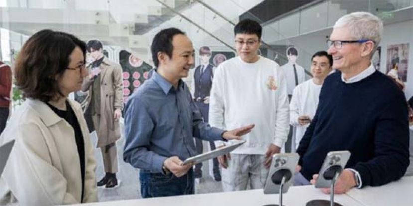 为苹果中国旗舰店开幕造势，库克现身上海谈AI应用。