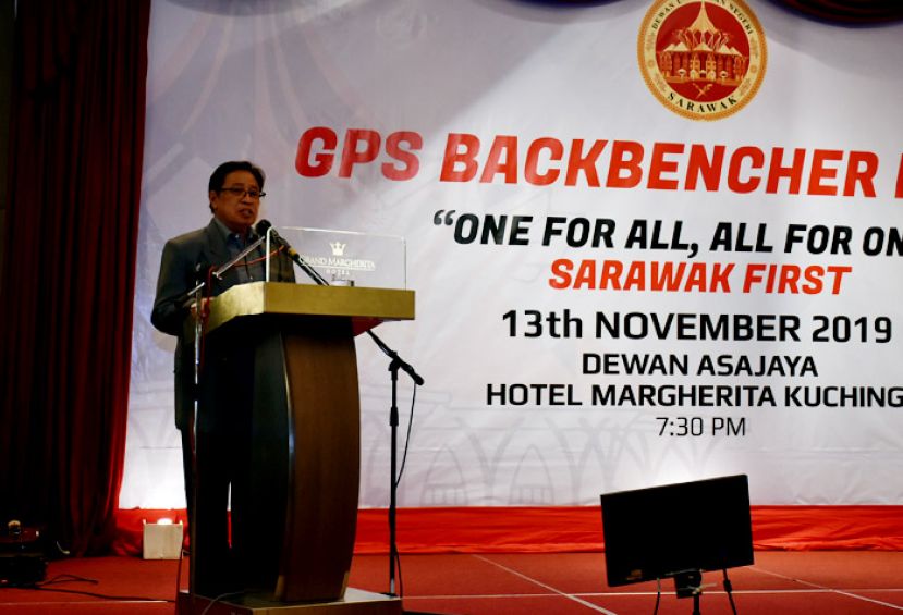 砂首长拿督巴丁宜阿邦佐哈里在砂政党联盟后座议员俱乐部晚宴上致词。