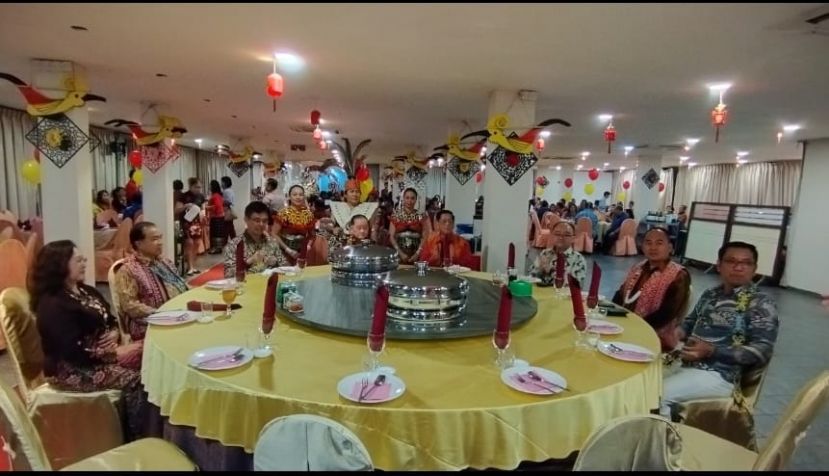 主桌一摄。左三起为鸿安酒楼东主甲必丹拿督刘思乐、古晋省华人社区最高领袖天猛公拿督陈如飞 、鸿安酒楼东主拿督斯里刘为强、巴达旺市议会主席陈开以及古晋省伊班社区最高领袖天猛公尼尔逊克罗尼等。
