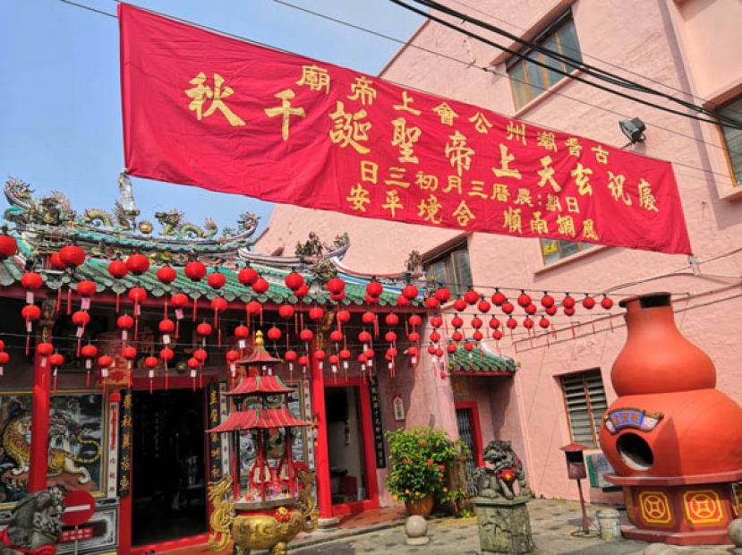 古晋上帝庙外悬挂庆祝玄天上帝圣诞之布条。