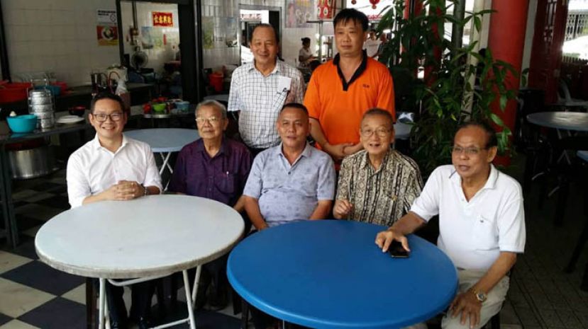 林传政（前排中）与文化缤纷庆中秋工委成员和首长署政治秘书程明智（左）交流。