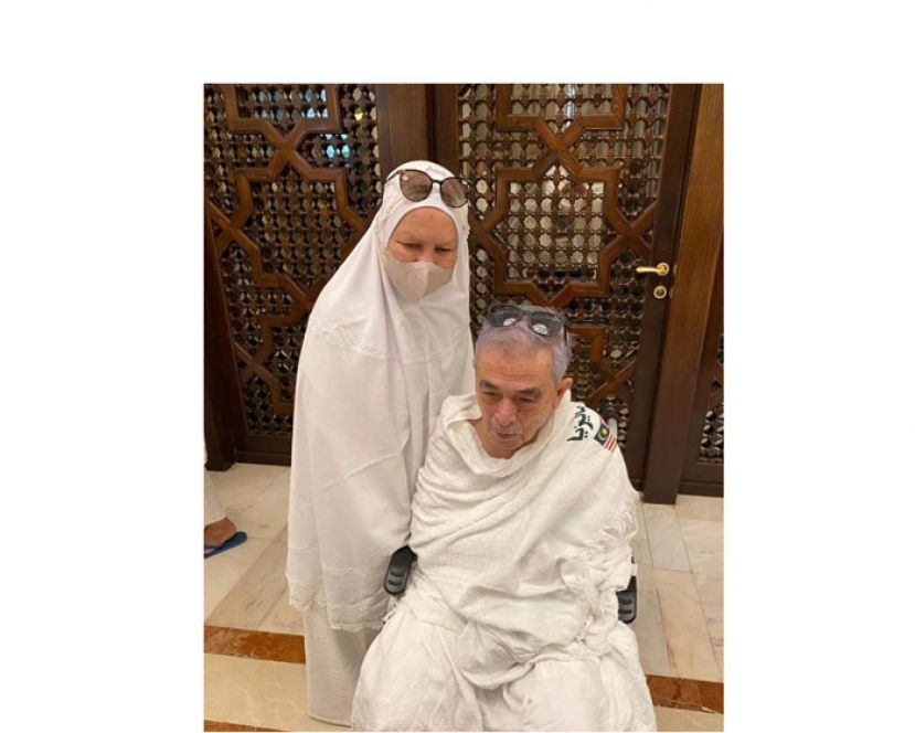 敦阿都拉在夫人陪同下，到麦加朝圣。