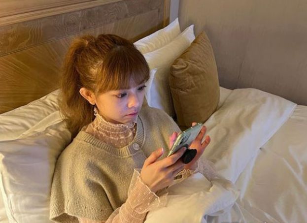 起床就滑手机易对大脑造成负面影响。