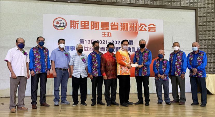 吴标生（右5）移交3,000令吉支票予主席陈崇波。