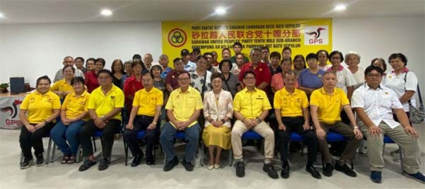 砂拉越人民联合党十哩支部日前举行新党员证移交仪式的合影。