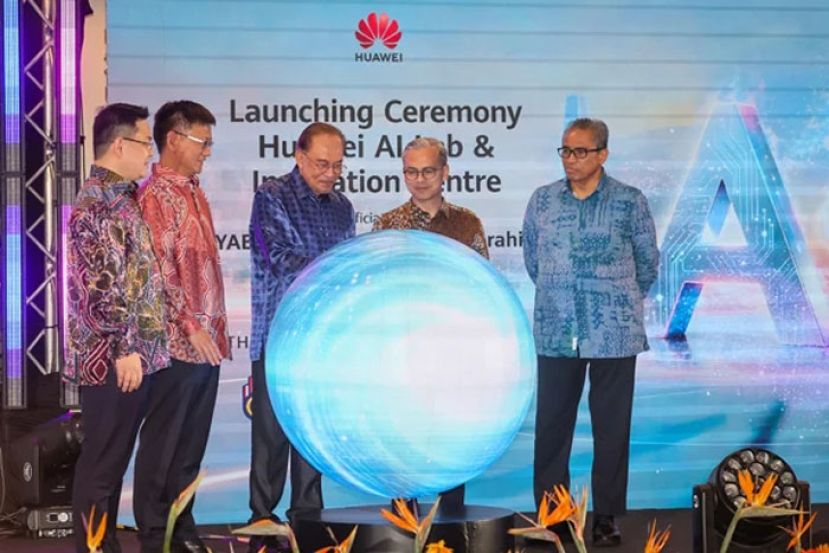 首相安华（中）主持华为人工智能实验室和创新中心推介礼，右起为山苏阿兹里、法米、李俊峰及何涛。