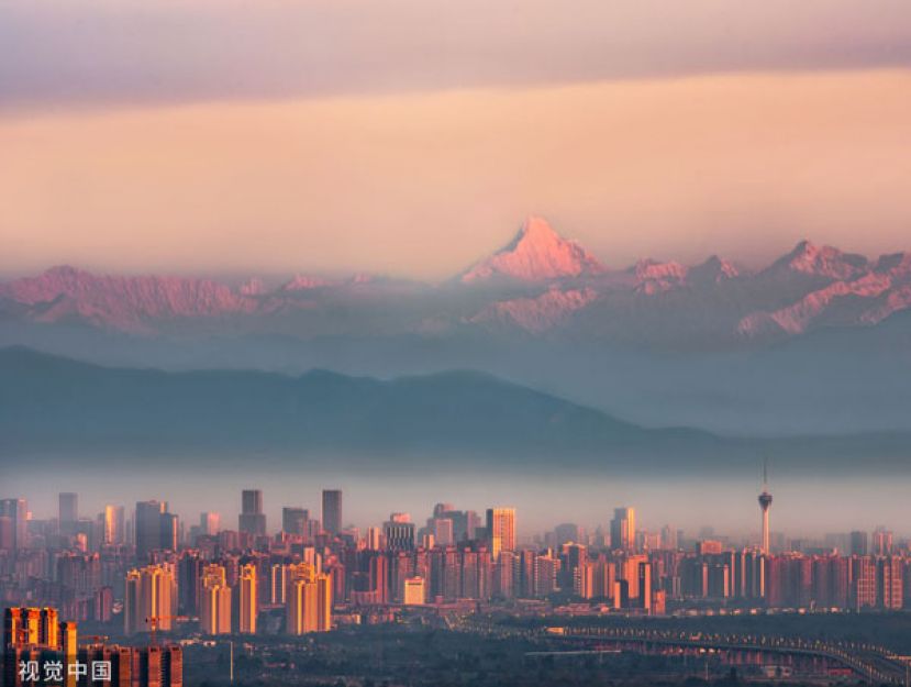 成都楼房天际线与四姑娘山山景连成一片。