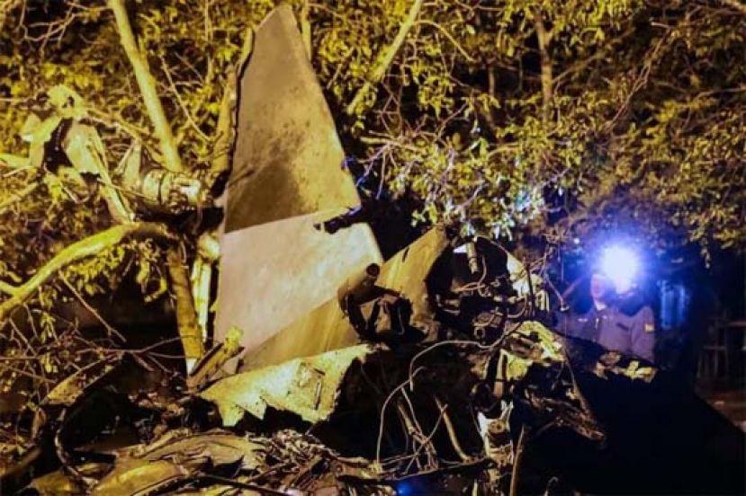 在坠毁现场可见失事苏-34战斗轰炸的残骸。