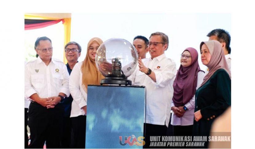 砂总理阿邦佐哈里（右三）为裕南国小新校舍主持开幕礼。