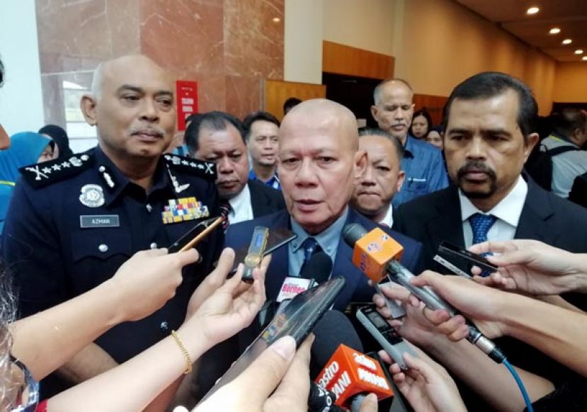 全国民事雇员职工总会副会长再纳依斯迈（中）受访时摄，左为砂警察总监阿兹曼。