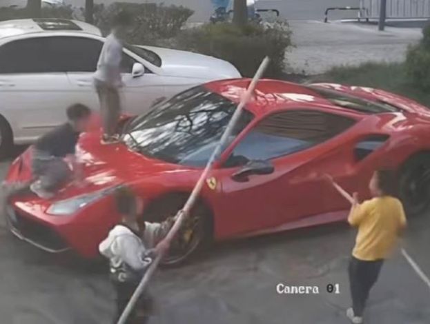  4名小孩先后爬上法拉利引擎盖、挡风玻璃、车顶、车尾并踩踏。