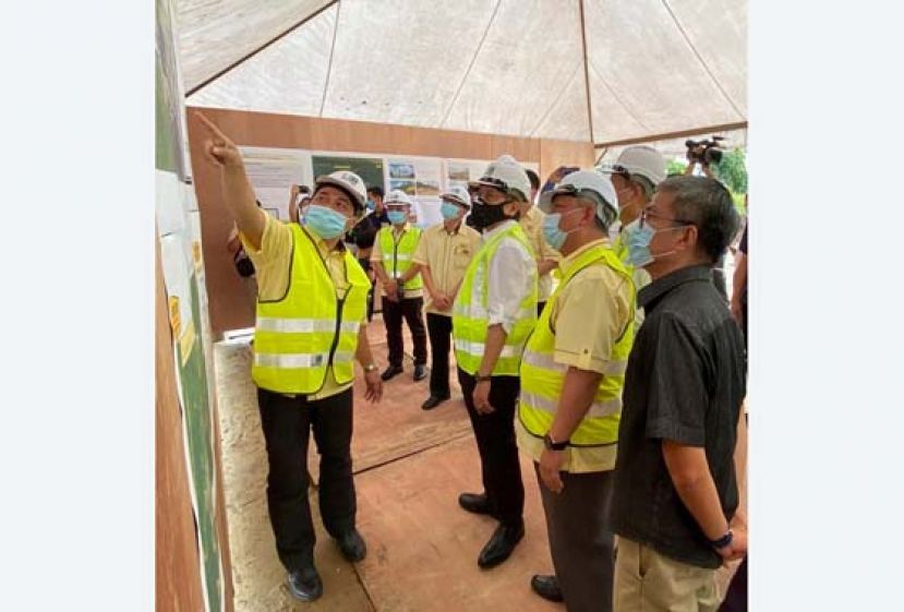 砂首长拿督巴丁宜阿邦佐哈里（右3）聆听新路兴建工程进度的汇报。