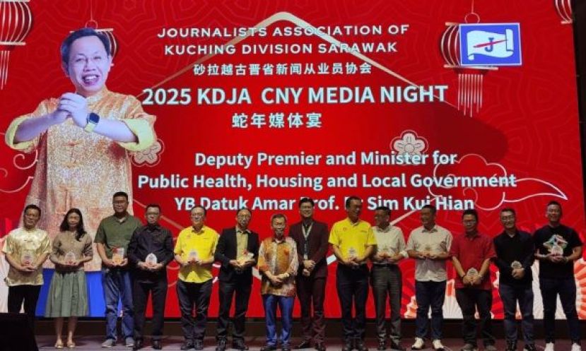 古晋省新闻从业员协会蛇年媒体宴筹委会主席田诗其（左六）、主宾砂副总理拿督阿玛沈桂贤（左七）以及古晋省新闻从业员协会主席张德伟（左八）与所有的赞助人合影。