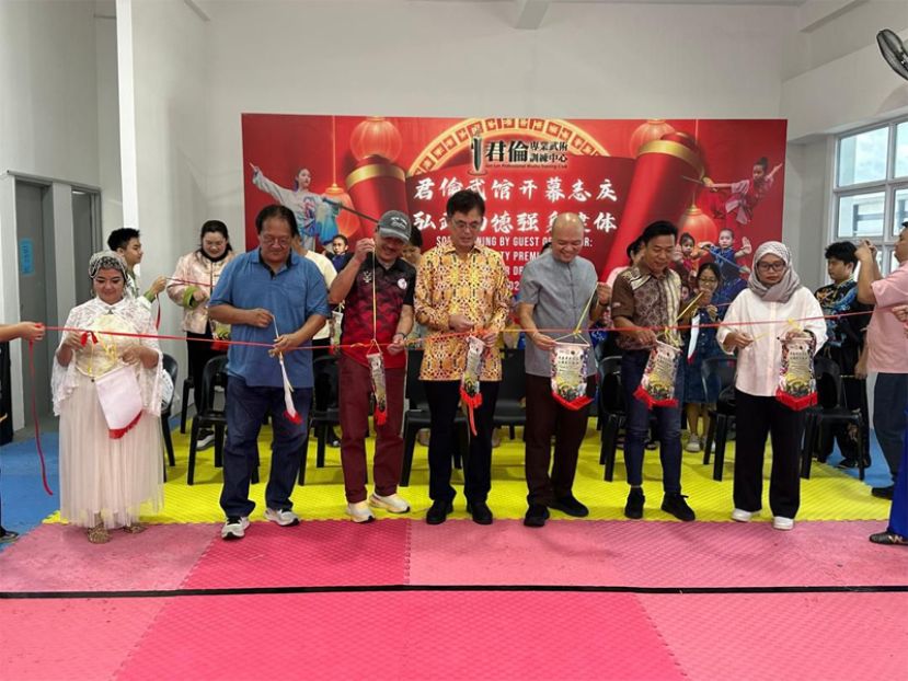 众嘉宾进行君伦专业武术训练中心联合剪彩开幕仪式。左起是砂武术总会副会长林蓉妃、署理会长丁永实、会长黄绍堡、巴达旺市议会主席、君伦专业武术训练中心会长林智杰、赞助商赖先生及砂体理会体育发展部代主任蒂迪雅莎莉妮。