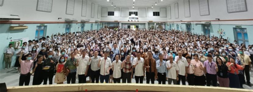 全体出席一中2024年新学年开学仪式的校董、老师与学生大合照。