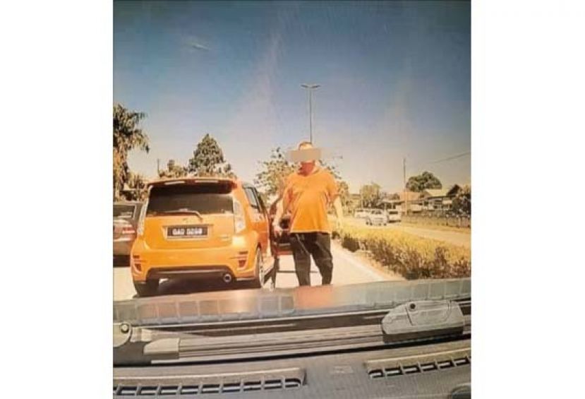 男子手持棒球棍怒骂。