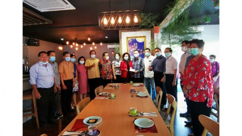 中国驻古晋总领事夫人高翠莲教授参（左八）及众嘉宾见证下，巴达旺市议会主席罗克强（左七）移交活动赞助经费3000令吉给予刘碧云（左九）。