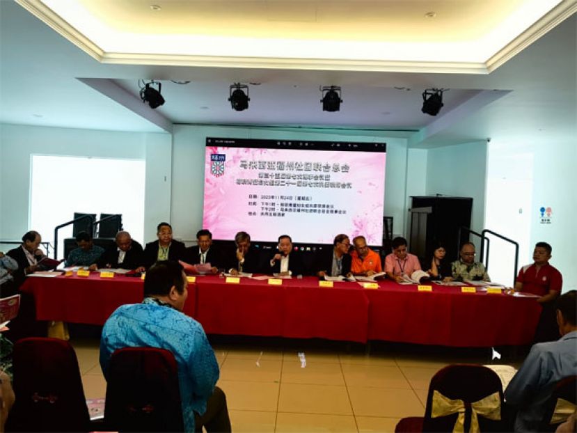 马福理事會正召开，作为总会长的拿督斯里刘为强太平局绅（右七）正为会议致词时影。