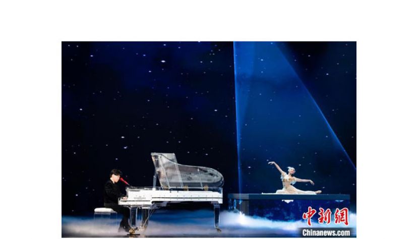 音乐人常石磊演唱歌曲《湾》。