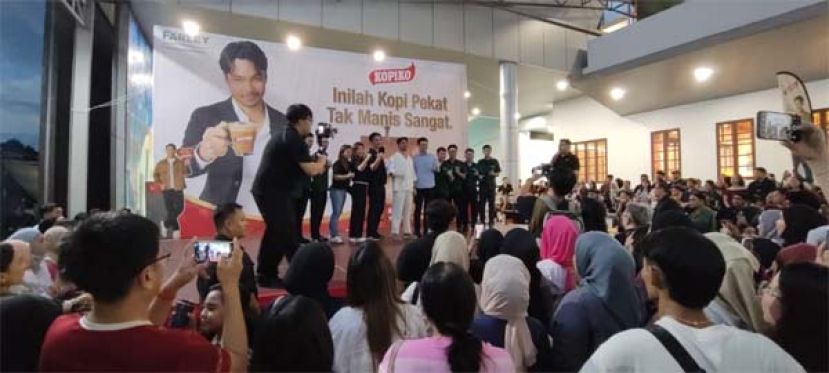 活动尾声的一张合影。台上右五为华利集团总经理刘宜谚。