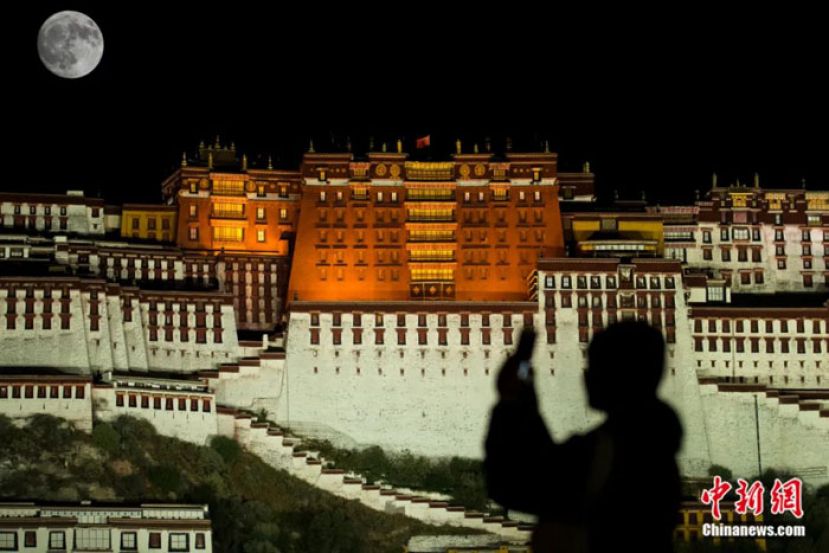 2017年10月4日，农历八月十五中秋节，西藏拉萨一轮皎洁的圆月当空。