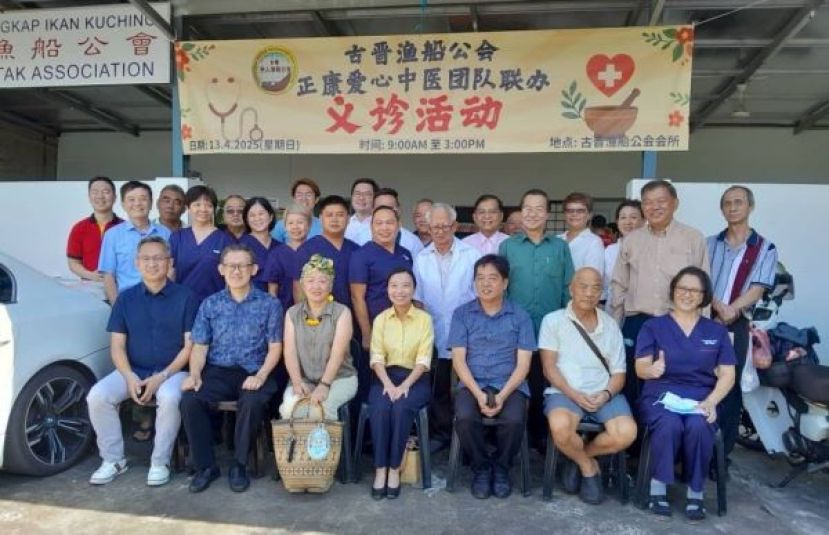 拿督阿玛沈桂贤副总理的代表许德婉(前排中)与义诊主办当局合影。右为钟其每医师及右3是许义华,左2为义诊活动顾问薛华东等人。
