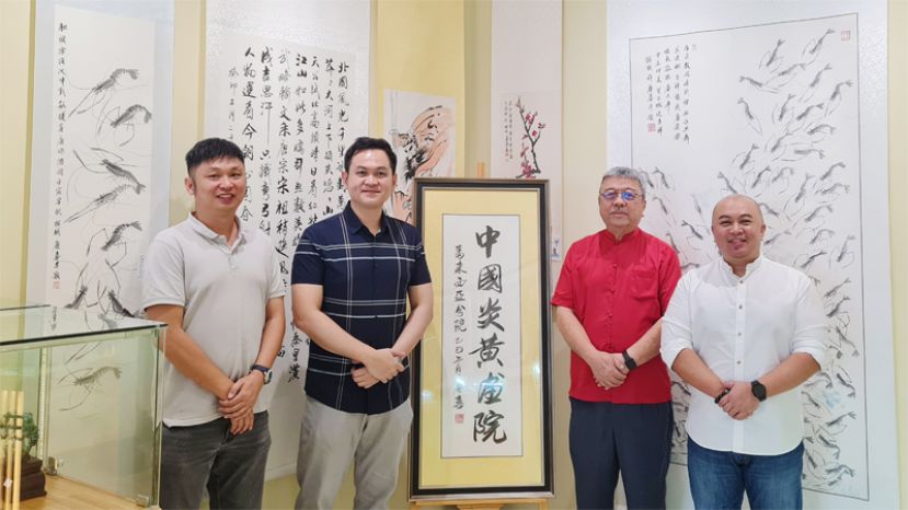 中国炎黄画院马来西亚设立分院院长许庆喜（右二）、副院长陈铭（左二），左一为张职程及右一为黄振豪。