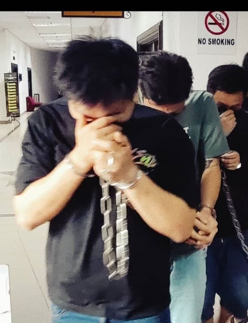 首位和第三位是本案嫌犯，过堂后被押离法庭时影。