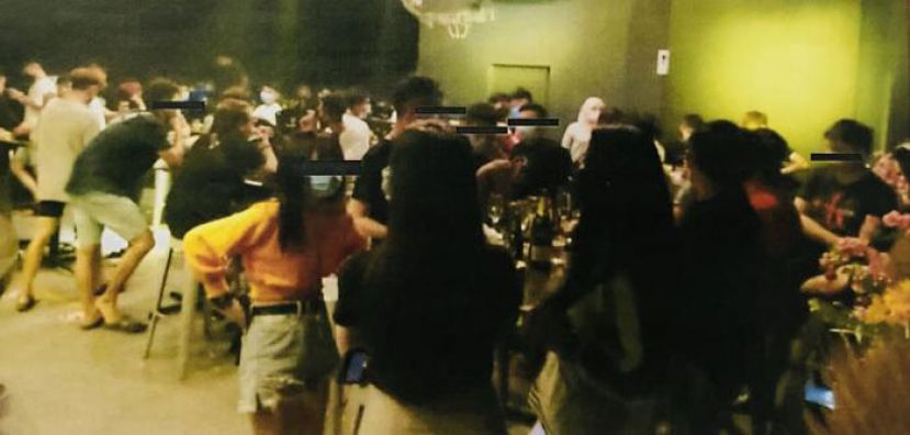 麻坡夜店聚集109人，遭警方开罚。