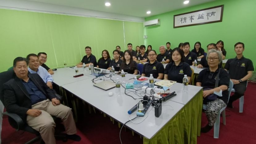 砂医总会长江宗兴（左）为学员讲中医&ldquo;养心&rdquo;防酷热&ldquo;心理中暑&rdquo;。