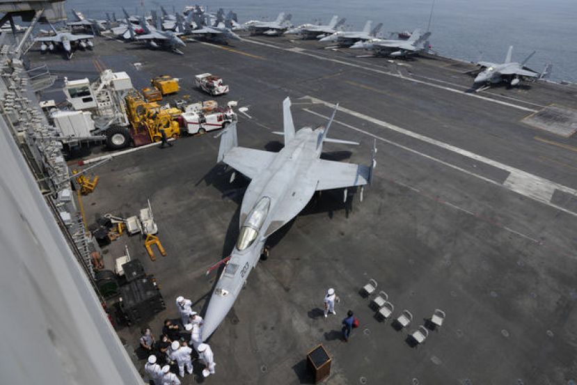 美国航母雷根号停靠菲律宾。