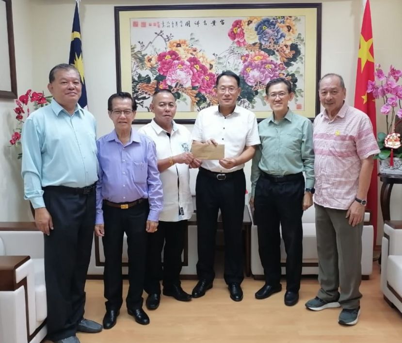 甲必丹林传政（左3）移交主宾函予邢伟平总领事；左起为陈中兴、本固鲁陈兴枝；右起是孙守生、薛华东。