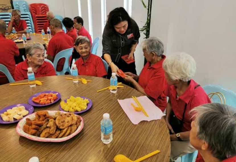 筹备会主席刘惠萍赠送红包予老人。