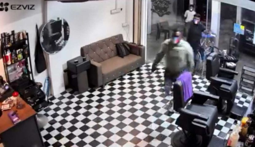 3名男子遭到欺凌  愤而手持巴冷刀闯入理发店猛砍两名男商人导致受重伤
