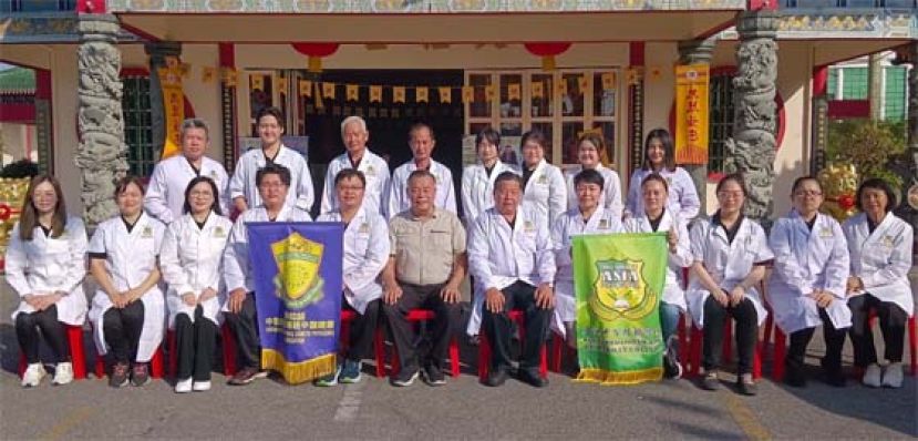  砂医总会长江宗兴（右6）同会诊医师与培民中学董事长许为隆（右7）合影。