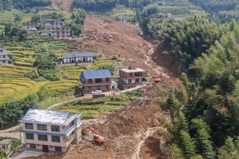 中国江西泥石流，12人遇难1人失联。