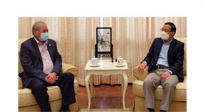 唐锐（右）与吴添泉亲切交流。