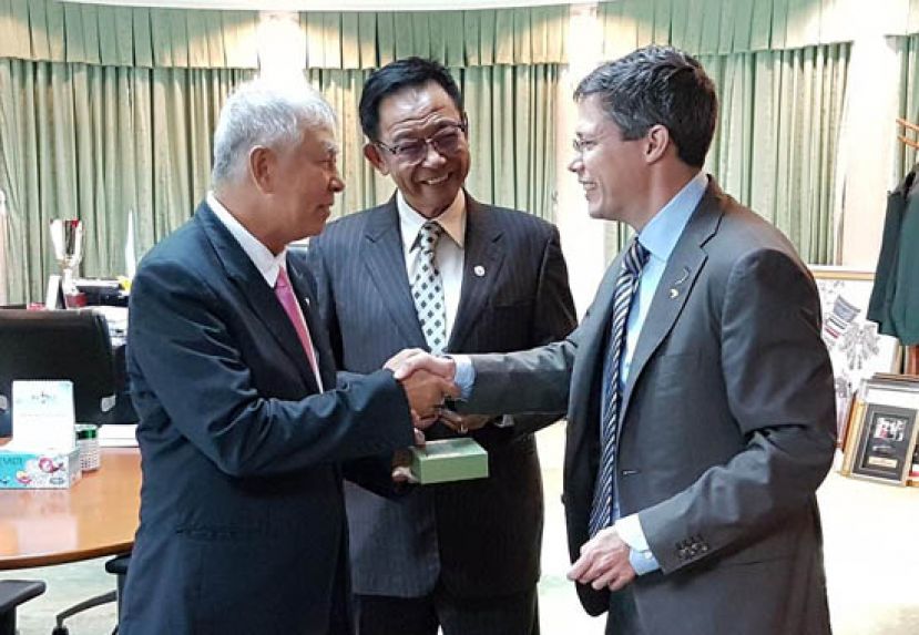 拿督陈超耀（左一）陪同砂旅游、艺术、文化、青年与体育部长拿督阿都卡林韩沙（中）与纽西兰驻马最高专员汉特诺塔（右一）会面。