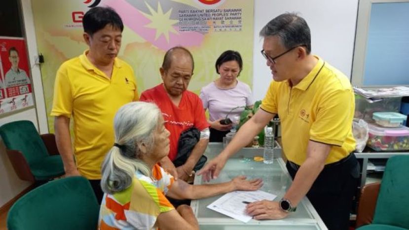  洗肾老妪蔡凤琴（坐住者）与儿子许国文（左2）向伸出援手的薛华东（右）面谢。左为林当关怀委员会主席许义华，右2是郭小凤。
