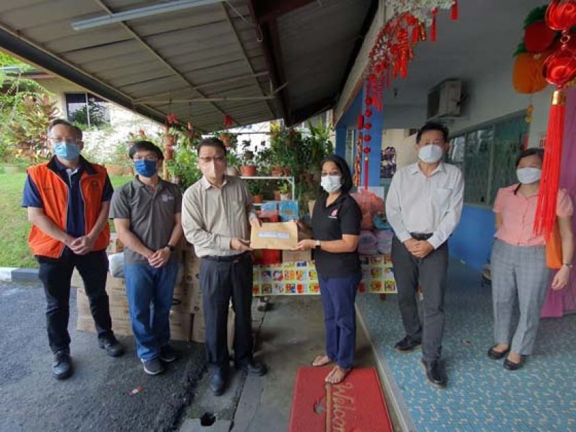 古晋中华总商会副会长魏铭辰（左3）移交2022年渡岁红包及新年物资给救世军儿童之家，由院长凯蒂（右3）接收。左起为福利组副主任黄国维及商业组主任苏琮杰代表陈成宝；右起为执行秘书鄧丽卿及农业组副主任黄长财。