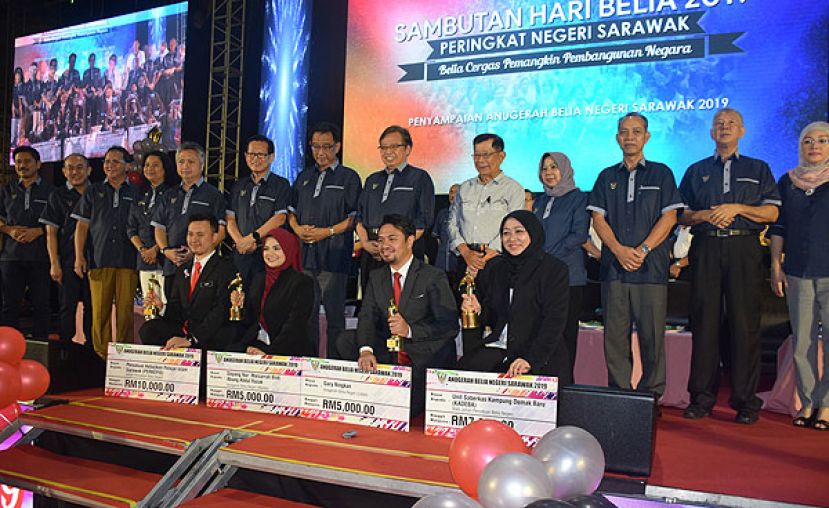 荣获最佳男、女青年奖的加利(蹲者右2)及达央奴迈莎拉(蹲者左2)在领奖后，与首长及嘉宾合摄。