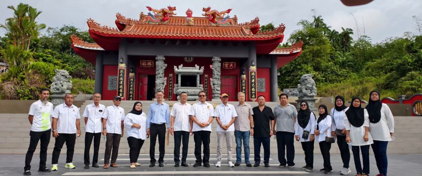 拿督哈兹兰走访青山岩天后宫