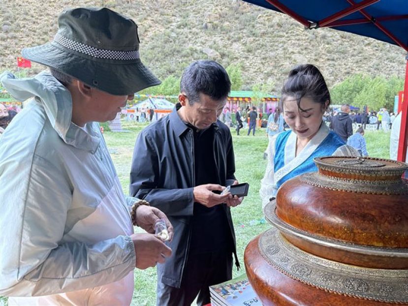 游客参观非遗文化。