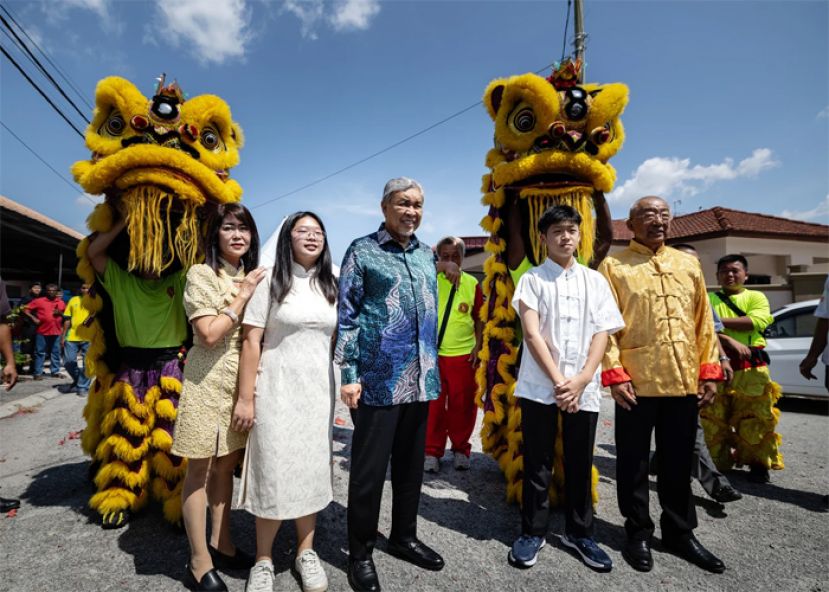 阿末扎希大年初二到已故华裔谊母向其家人拜年