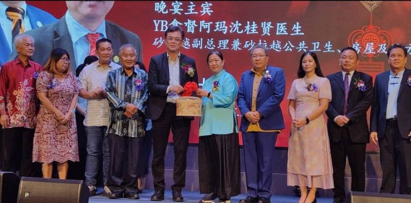 在嘉宾们的陪同下，庆典筹委会主席苏宝慈（右五）赠送纪念品予主宾陈开时摄。