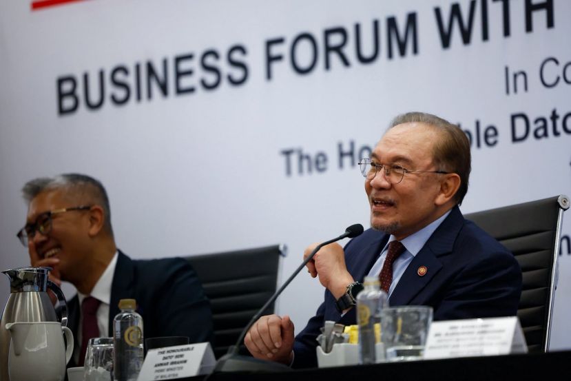 安华让美国总统特朗普放轻松、跳跳舞  解决关税问题