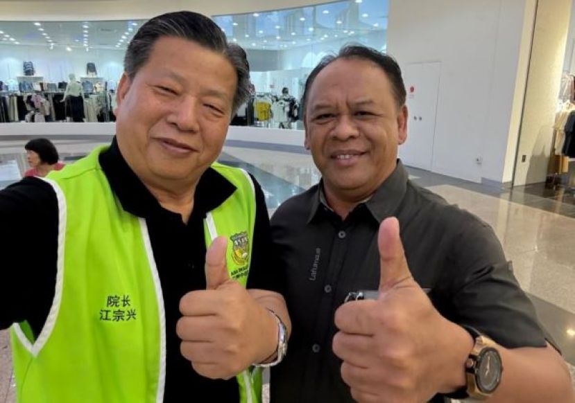 砂医总会长江宗兴（左）礼貌拜会砂交通部副部长拿督亨利吉纳合影。