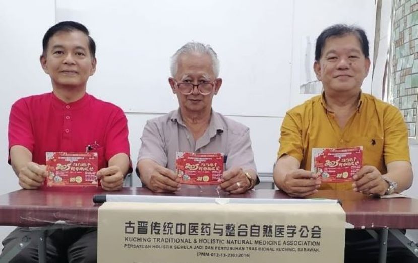  陈中兴（右起）、田明东和刘旂华感谢各界对俩中医单位将办的新春联欢晚宴筹款活动支持。