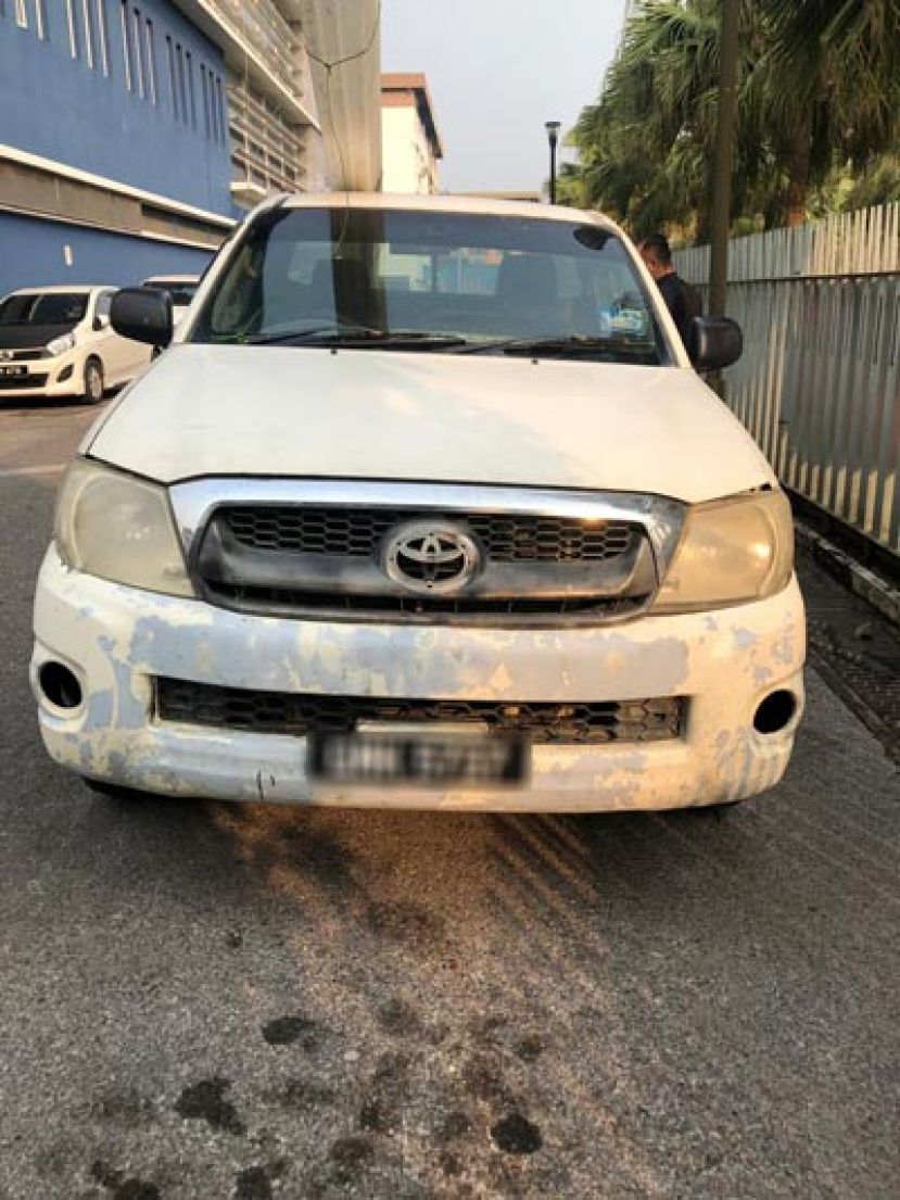 高速闯红灯及危险驾驶的货卡扣在警局进行调查。