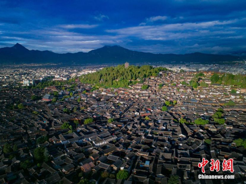 俯瞰丽江古城。